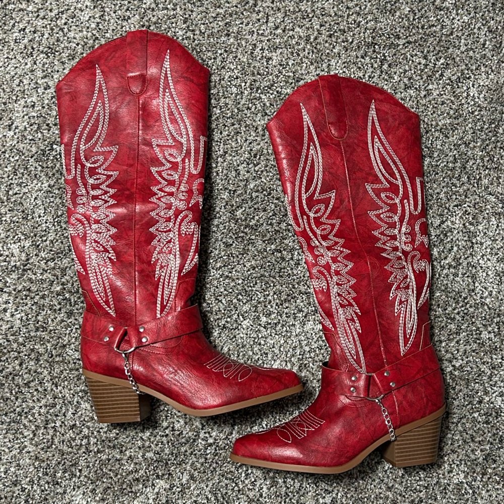Red cowgirl boots 💋